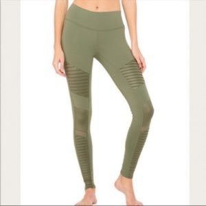 NWOT GREEN MOTO ALO LEGGINGS. PERFECT CONDITION.